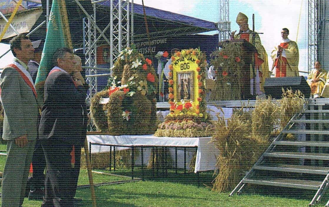 Arcybiskup przemyski Józef Michalik przemawia do licznie zgromadzonych wiernych