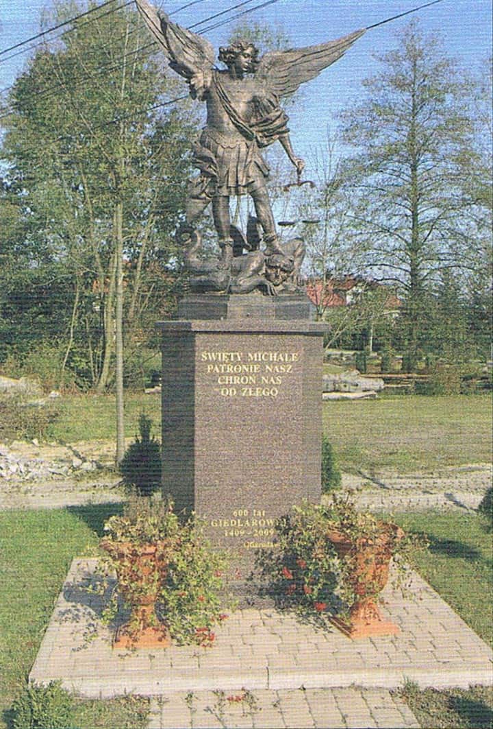 Figura św. Michała Archanioła — patrona parafii w Giedlarowej, ufundowana przez mieszkańców Podkościoła