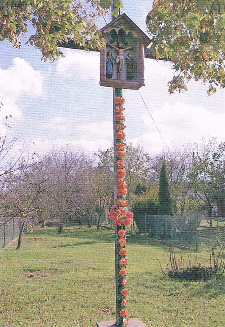 Kapliczka na cmentarzu cholerycznym niedaleko szkoły w Giedlarowej, rzeźby pochodzą z XVII w.