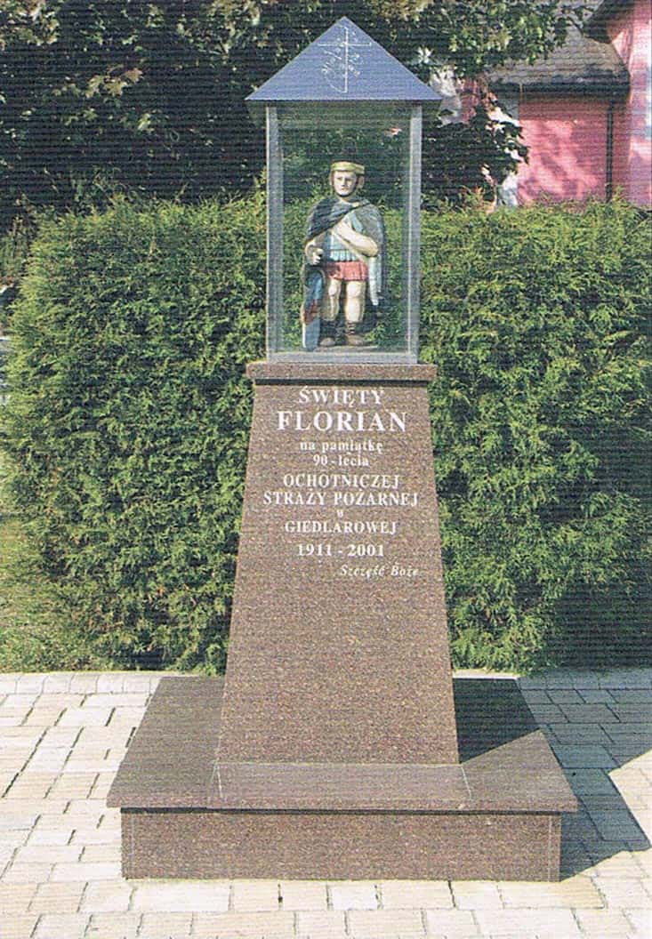 Kapliczka św. Floriana ufundowana na 90-lecie powołania OSP w Giedlarowej, przy wjeździe do remizy