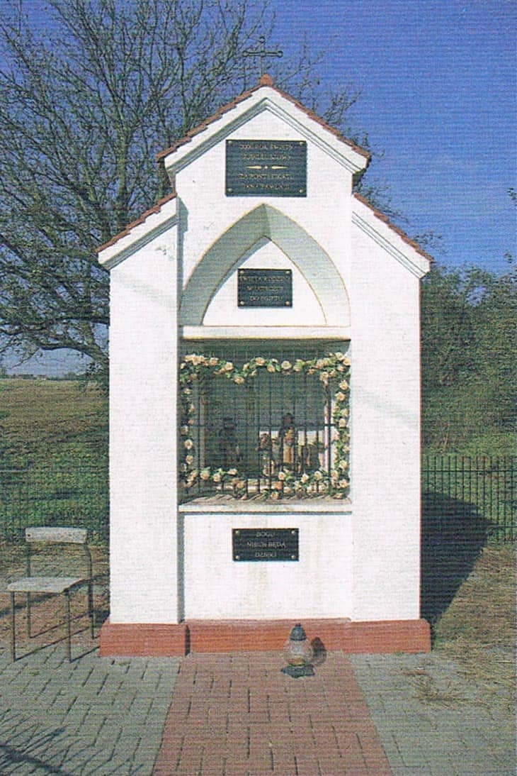 Kapliczka współczesna „Ucieczka do Egiptu” wybudowana na okoliczność przełomu XX i XXI wieku przez Józefa Kuczka na działce Stanisława Wilka