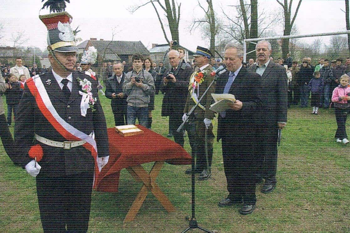 Komendant tureckiej starszyzny z Giedlarowej Marian Kulpa odbiera dyplom z rąk przewodniczego komitetu obchodów 600-lecia Henryka Śliwy