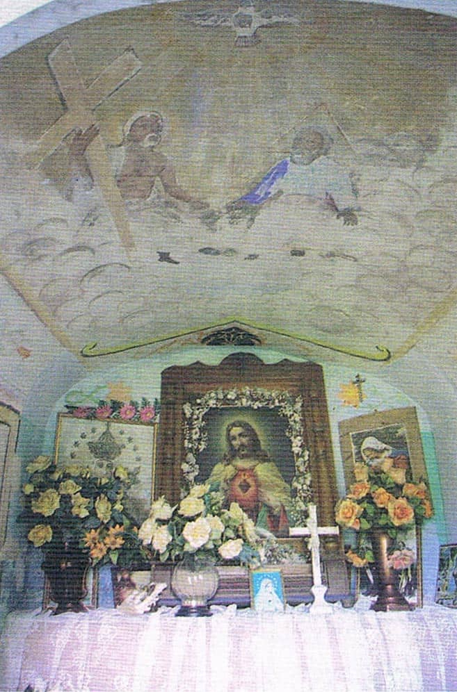 Wnętrze kapliczki przydrożnej koło cegielni z 1877r.