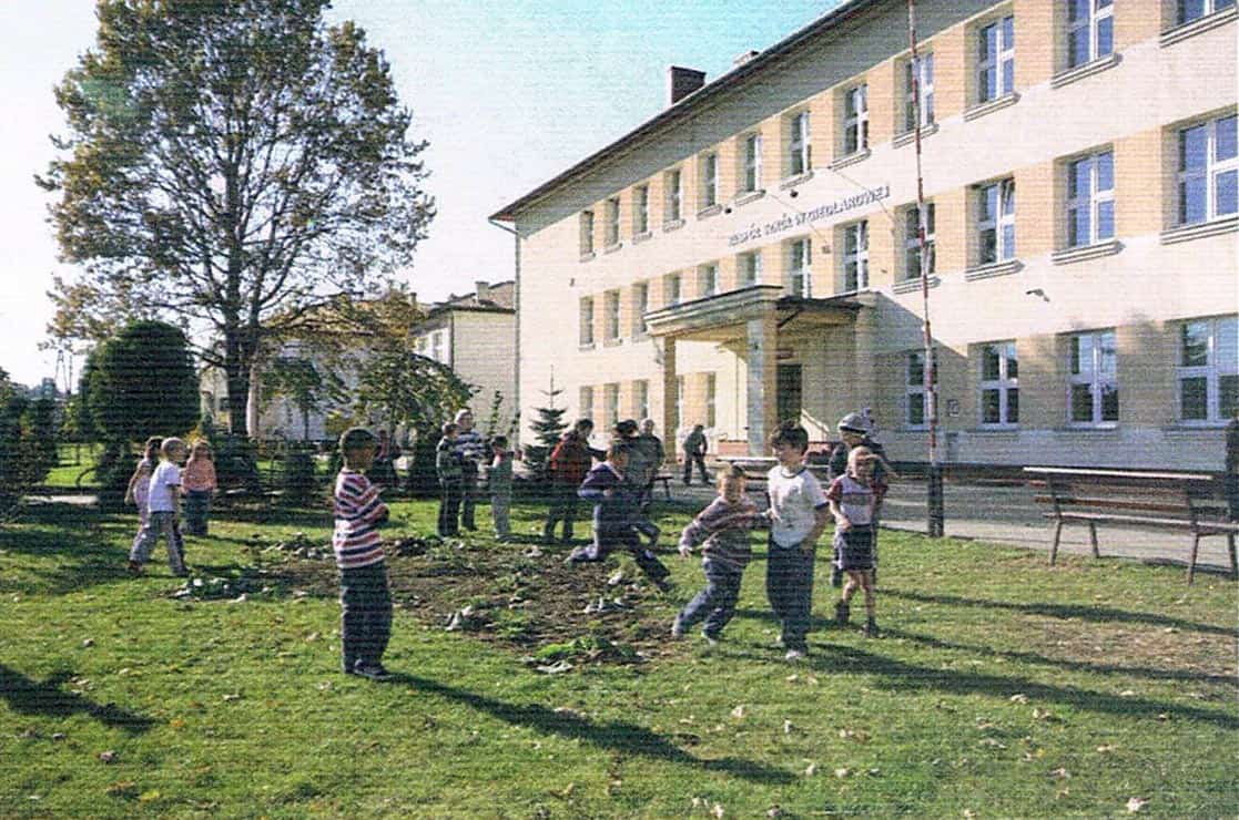 Zespół Szkół w Giedlarowej