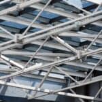 Stalowa konstrukcja budynku przemysłowego złożona z metalowych elementów i ram wsporczych.