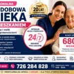 Uśmiechnięta opiekunka obejmuje starszą kobietę; ogłoszenie dotyczące całodobowej opieki od 6800 zł/miesiąc wraz z numerem kontaktowym.
