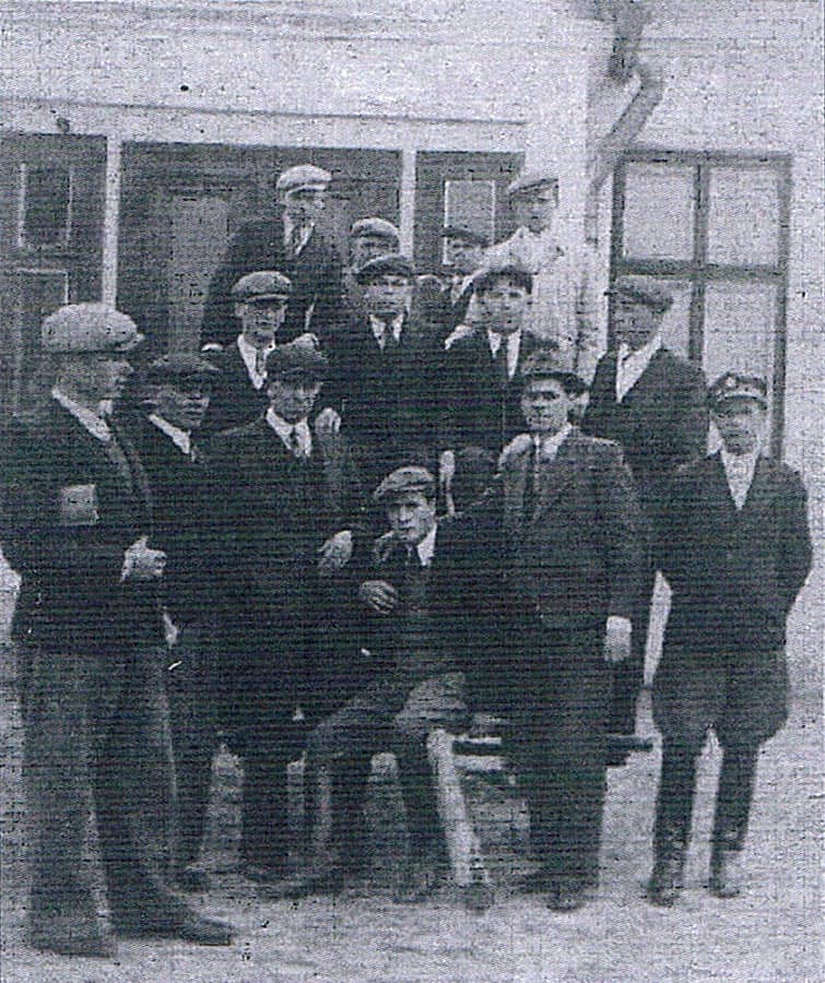 Członkowie Ochotniczej Straży Pożarnej w Giedlarowej przed nieistniejącym już budynkiem starej szkoły, 1934 r. Ze zbiorów Józefa Kuli