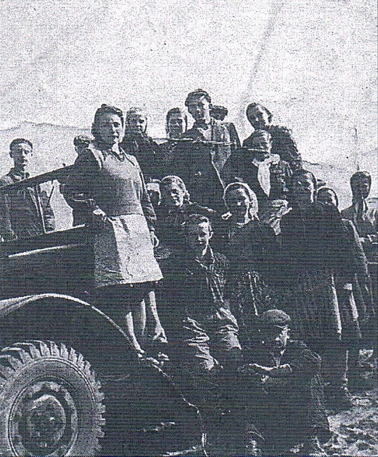 Czyn społeczny przy budowie szkoły.1954 r. Ze zbiorów Emilii Kuczek