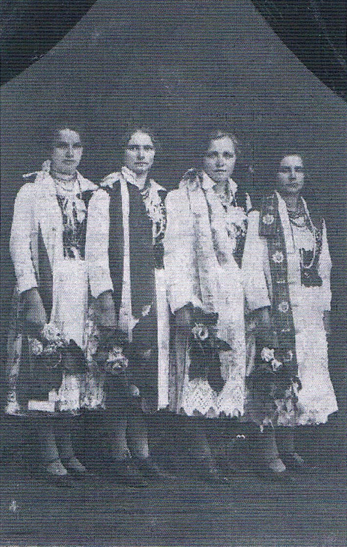 Dziewczęta z Giedlarowej w strojach ludowych. Druga od prawej Maria Dąbek, później Śmiałek. Okres międzywojenny. Ze zbiorów Jacka Czapli