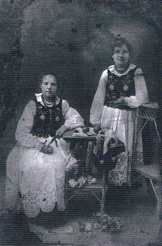 Giedlarowianki w strojach ludowych, rok ok. 1920