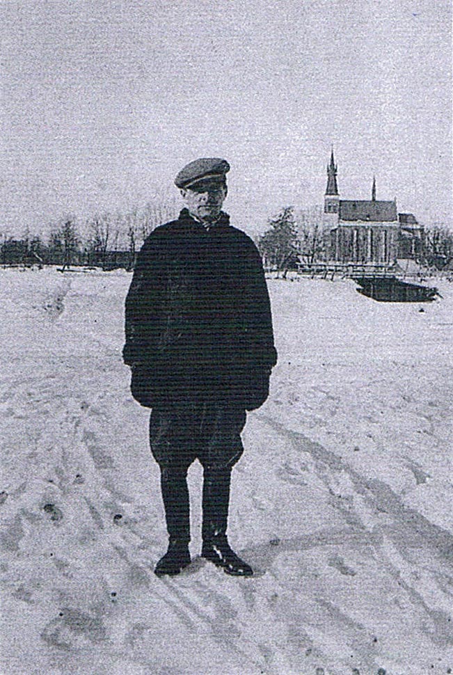 Jan Gołąb na tle kościoła w Giedlarowej - 1940 r. Ze zbiorów M. Kuli