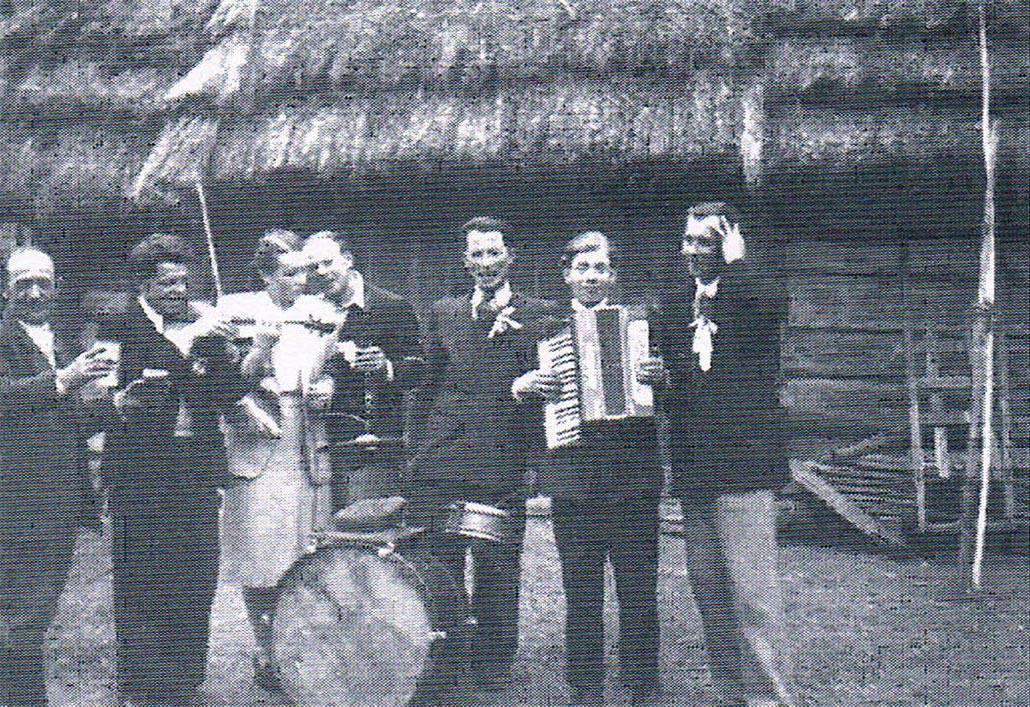Kapela na weselu Marii Półtorak i Antoniego Kuprasa. Giedlarowa IV 1954r. Ze zbiorów Jana Kuprasa