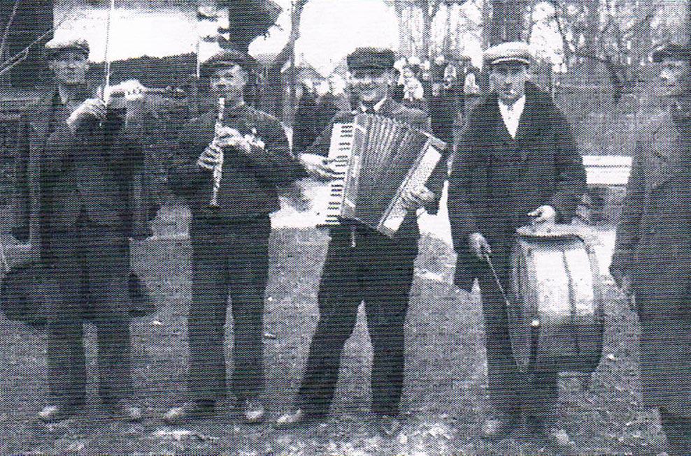 Kapela weselna, ok. 1947 r. Od lewej: Jan Czerwonka - skrzypce, Franciszek Burek - klarnet, Michał Krówka - akordeon, Józef Czerwonka - bęben. Ze zbiorów Franciszka Burka