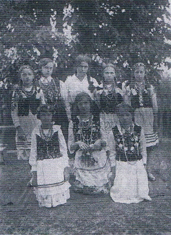 Katolickie Stowarzyszenie Młodzieży w Giedlarowej. Od lewej z tyłu: Władysława Shónborn, Eleonora i Anna Kuczkówny, Czesława Schónborn, Róża Drzewicka; na dole od lewej: Władysława Majcherczyk, Maria Wojtyna, Emilia Kuczek „Kocur”. Ok. 1934 r. Ze zbiorów Jacka Czapli