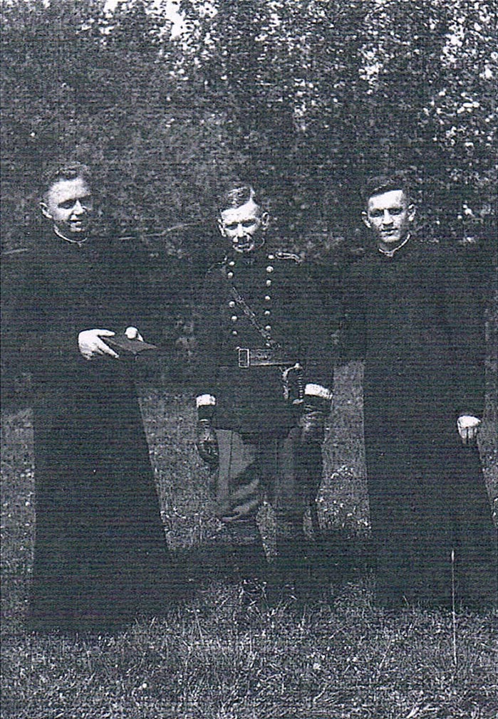 Od lewej: Ks. Urban, komendant straży grobowej Michał Drzewicki, kleryk Józef Dudek rodem z Giedlarowej, ok. 1947 r. ze zbiorów Bronisława Drzewickiego