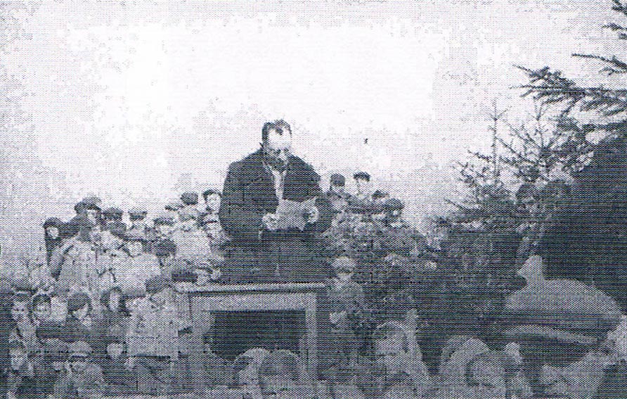 Odczytanie przez Wójta M. Szkodzińskiego aktu erekcyjnego budowy szkoły, kwiecień 1954 r. Ze zbiorów Jana Kuprasa
