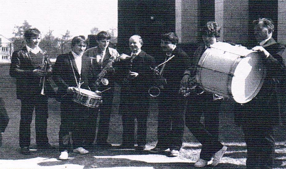 Orkiestra akompaniująca „Turkom” w 1984 r. Od lewej: Witold Stachurski, Marek Tyczyński, Franciszek Burek, Stanisław Żuraw, Dariusz Drzewicki, Józef Rup „Domas”. Ze zbiorów Franciszka Burka