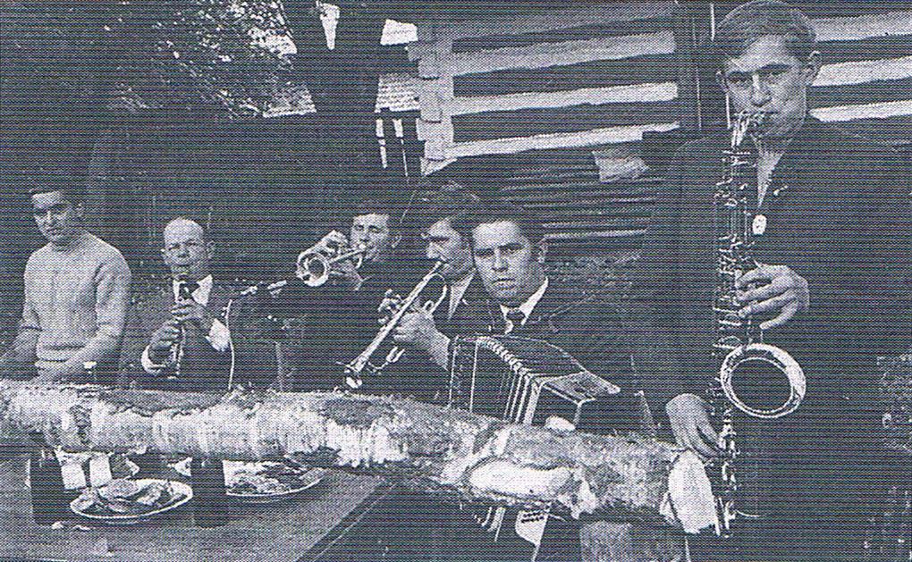 Orkiestra weselna w składzie: Jan Rup, Franciszek Burek, Michał Drzewicki, „Rudy”, Czesław Kuczek, Kazimierz Rup. 1970 r. Ze zbiorów Franciszka Burka