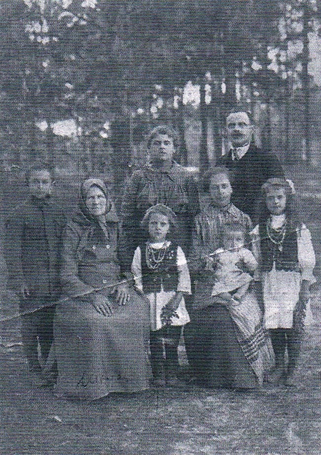 Rodzina Kuczków. Od lewej: Ludwik, Leja Zofia z Gielershofu, Lońcia, Maria Kuczek z Lejów z Andzią na kolanach, Ludka; z tyłu: Helena i Michał Kuczek. Ze zbiorów Jadwigi Drożdżal