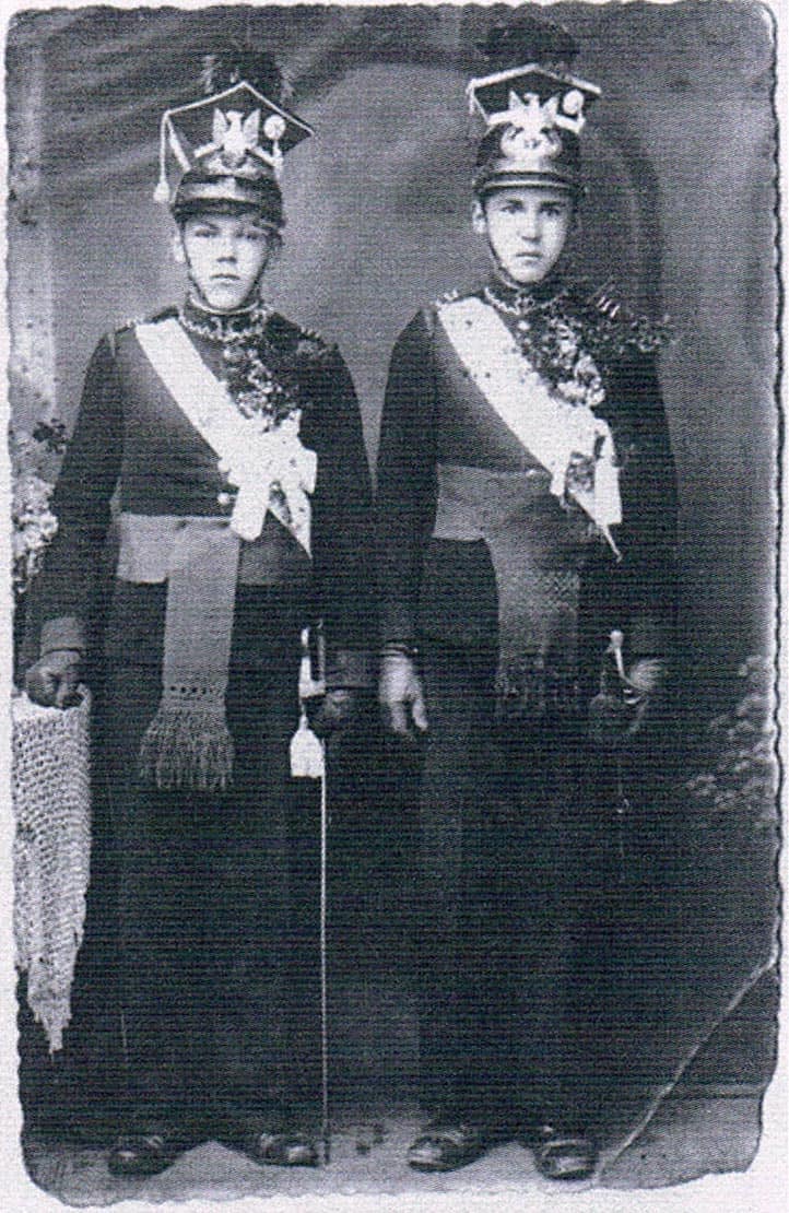 Sarzyński Franciszek i Półtorak Franciszek zamieszkały później w USA. Zdjęcie wykonano przed II wojną światową. Z kroniki Straży Grobowej
