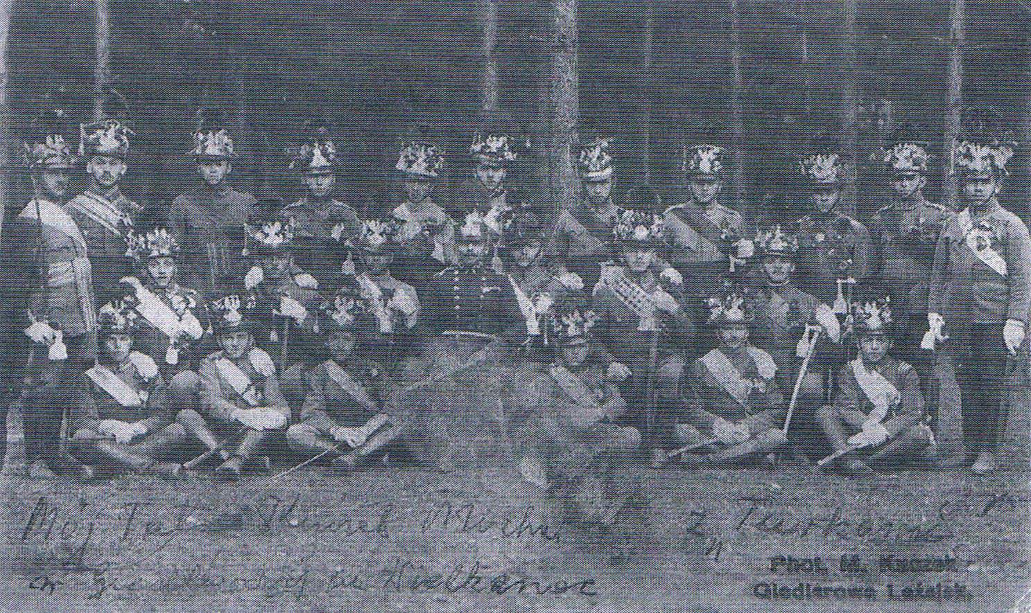 Turki w Giedlarowej przed 1915 r. w mundurach austriackich pod komendą Michała Kuczka. Drugi od lewej siedzi Jan Śmiałek. Ze zbiorów Jadwigi Drożdżal