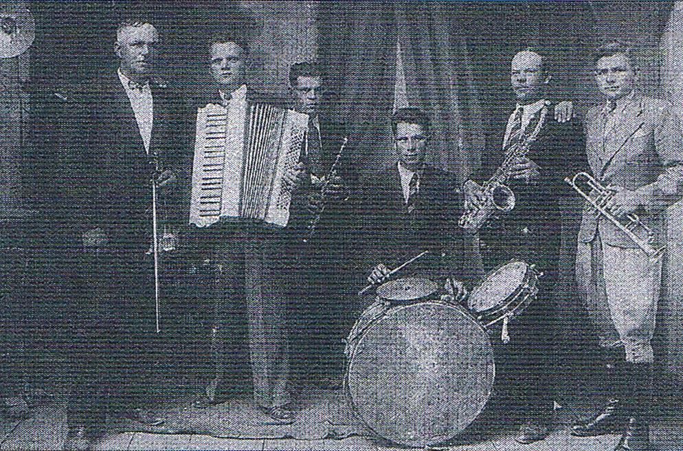 Zespół muzyczny. Od lewej: Walenty Majkut, Michał Krówka, Stanisław Knaź, Jan Wylaź, Franciszek Burek, Bronisław Drzewicki. Ok. 1947 r. Ze zbiorów Bronisława Drzewickiego