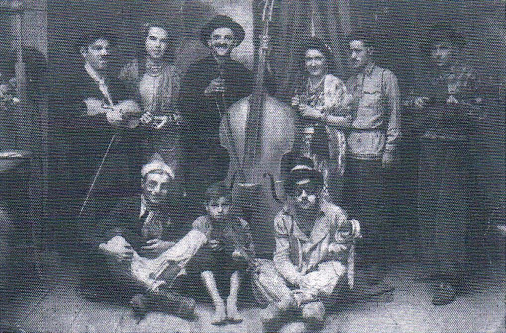 Zespół muzyczny przebrany za cyganów przygrywający na pierwszym wielkim festynie po wyzwoleniu. 1946 r.
U dołu od lewej: Józef Niemczyk „Jasina”, Kazimierz Decowski, Józef Brud; u góry: Stanisław Knaź, Apolonia Śliwa,
Michał Krówka, Kuczek Zofia, Tadeusz Decowski i Bronisław Drzewicki. Ze zbiorów Bronisława Drzewickiego
