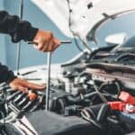 AUTO SOR mechanik samochodowy naprawia silnik auta