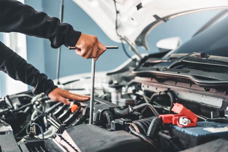 AUTO SOR mechanik samochodowy naprawia silnik auta