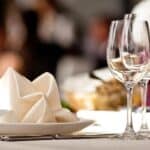 Zbliżenie na stół w Restauracji w Giedlarowej i sztućcami.