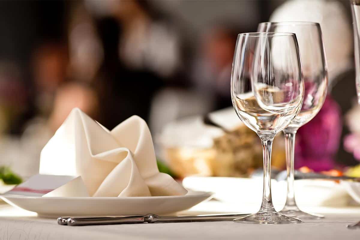 Zbliżenie na stół w Restauracji w Giedlarowej i sztućcami.