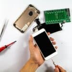 Giedlarowa naprawa elektroniki telefonów: naprawa smartfona śrubokrętem