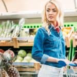 Kobieta z wózkiem na zakupach w dziale owoców i warzyw - Giedlarowa sklep spożywczy
