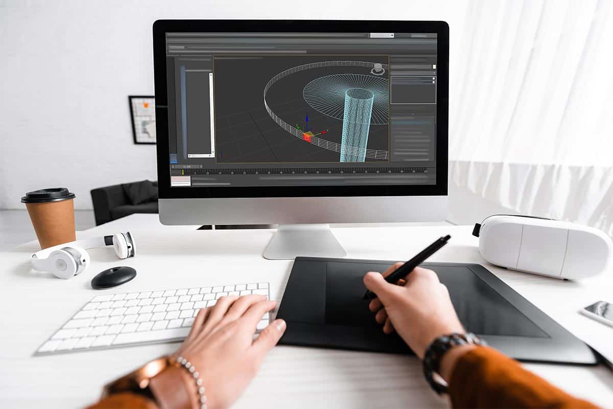 Osoba projektuje projekty 3D w Giedlarowej na komputerze z tabletem graficznym