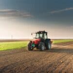 Traktor na polu uprawnym podczas pracy - usługi rolnicze Giedlarowa