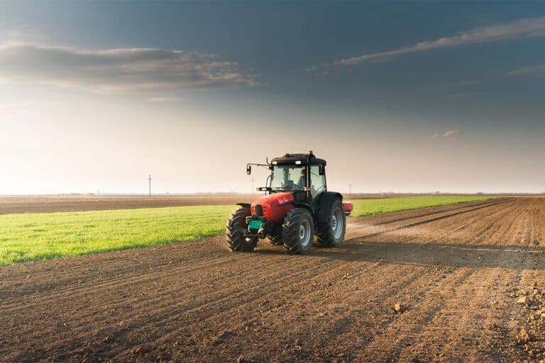 Traktor na polu uprawnym podczas pracy - usługi rolnicze Giedlarowa