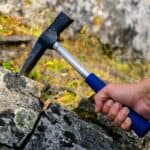 Młotek skalny nad głazem podczas badania geotechnicznego gruntu w Giedlarowej