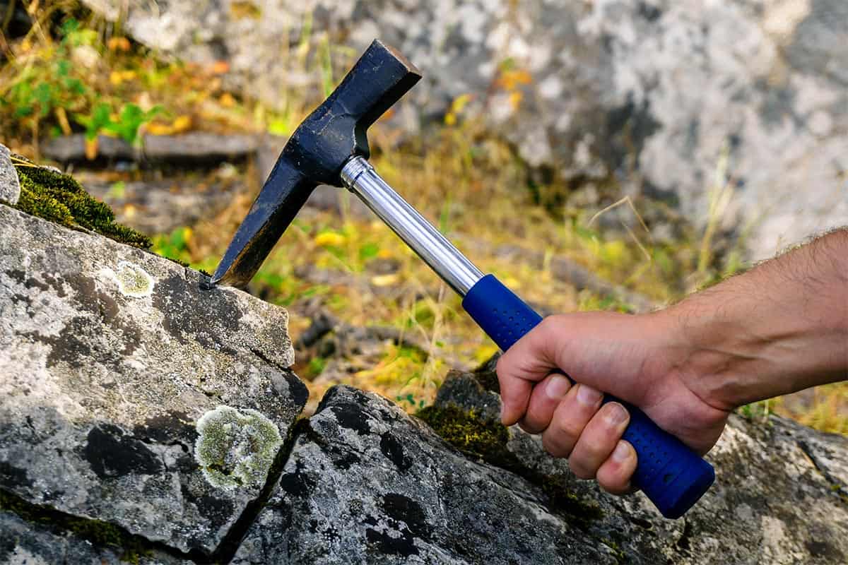 Młotek skalny nad głazem podczas badania geotechnicznego gruntu w Giedlarowej
