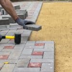 Układanie kostki brukowej na podbudowie z piasku, usługi brukarskie w Giedlarowej.