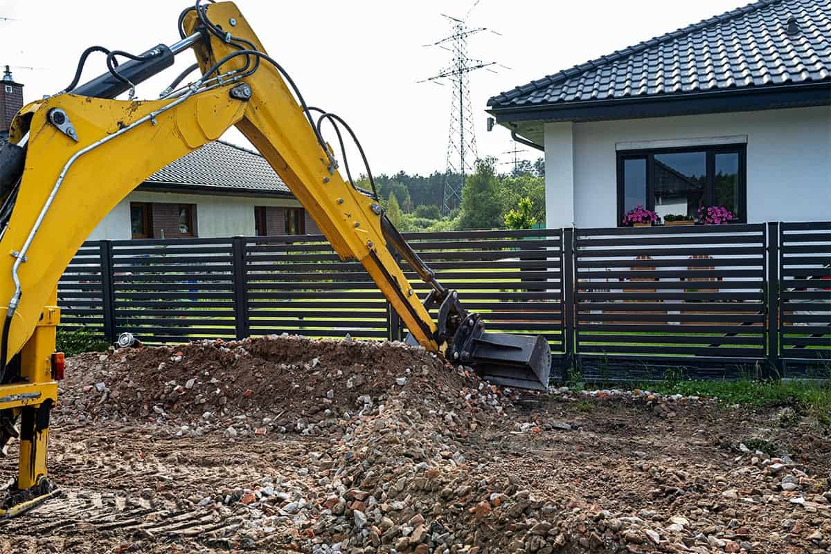 Koparka podczas prac ziemnych przy nowoczesnym domu, usługi koparką Giedlarowa.